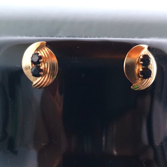 Dainty Vintage 14K Gold & Natural Sapphire Stud Earrings - Picture 8 of 12